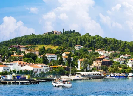 Kaçkar Dağları. Bu dağ silsilesi Türkiye`nin kuzey doğusunda yer almaktadır. Alp çayırları, kristal berraklığındaki gölleri ve deneyimli turistler için zorlu parkurları ile bilinir. image